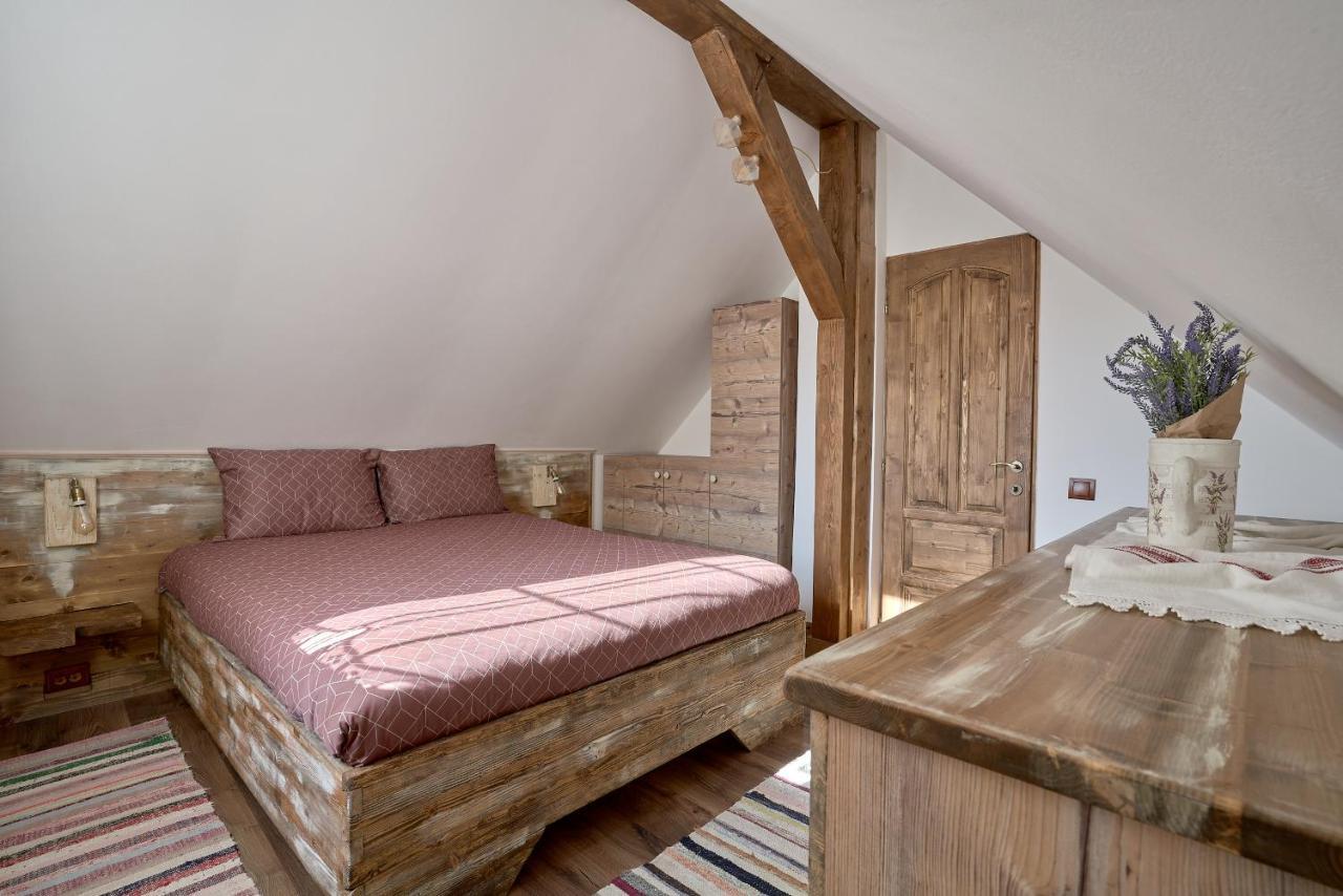 Walnut Tree Cottage Săcele Екстериор снимка